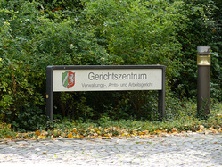 Hinweisschild am Eingang des Gerichtszentrums Minden Hinweisschild am Eingang des Gerichtszentrums Minden